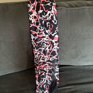 Youth XL Under Armour Black and White Athletic Wear